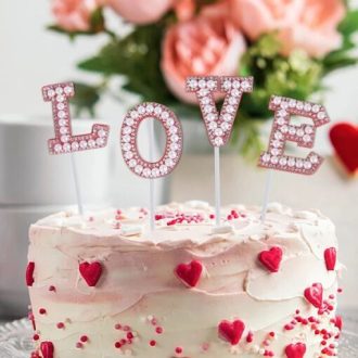 Love felírat kövekkel,piros színű torta beszúró