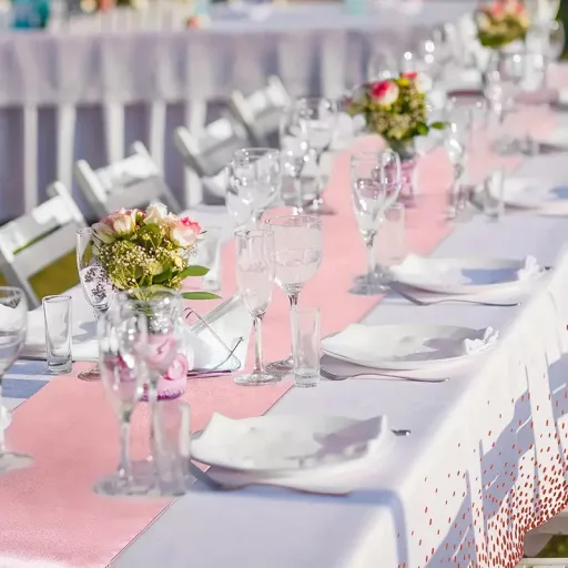 Party Kellék-Fehér terítő ,alján rose gold színű pöttyökkel,futóval 