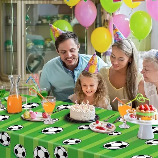 Party Kellék, Zöld színű asztalterítő focis labda mintákkal 