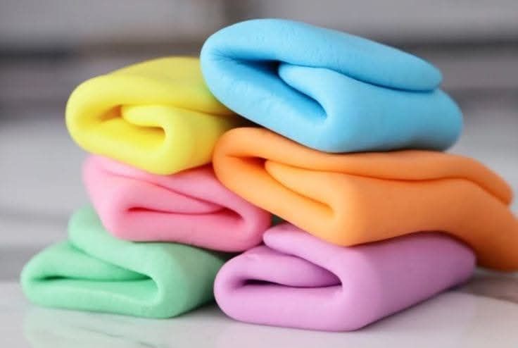 Fondant színezése gél állagú ételszínezékkel