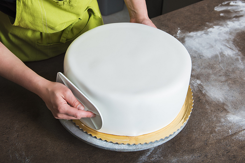 Torta bevonása fondanttal repedés nélkül